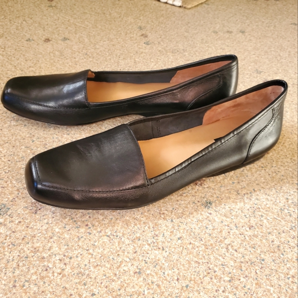 Black Leather ARRAY flats. Size 7.5 narrow fit